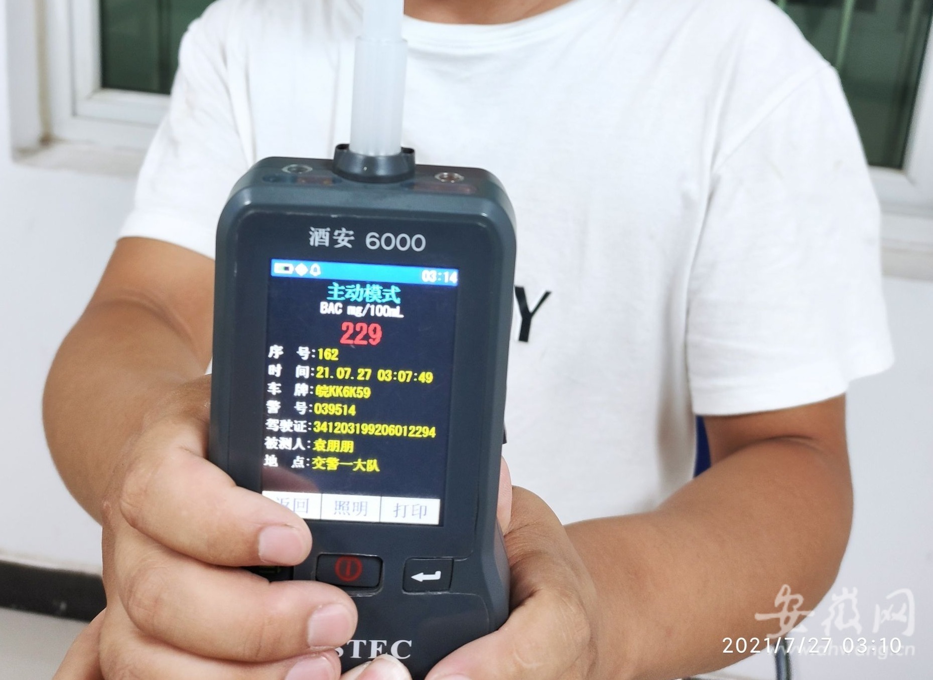 阜阳一驾驶人醉酒酣睡直行车道 民警喊来开锁师傅